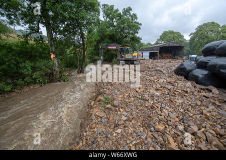 Arkengarthdale, North Yorkshire, Regno Unito. Il 31 luglio 2019.Douglas Barninghams farm in Arkengarthdale è stata lasciata una scena di devastazione dopo l'alluvione che strappato attraverso Swaledale ieri. Oltre 300 balle di insilato sono stati spazzati via e circa 200 pecore sono ancora mancanti, anche presunto per essere spazzato via. Credito: Wayne HUTCHINSON/Alamy Live News Foto Stock