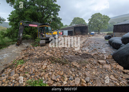 Arkengarthdale, North Yorkshire, Regno Unito. Il 31 luglio 2019.Douglas Barninghams farm in Arkengarthdale è stata lasciata una scena di devastazione dopo l'alluvione che strappato attraverso Swaledale ieri. Oltre 300 balle di insilato sono stati spazzati via e circa 200 pecore sono ancora mancanti, anche presunto per essere spazzato via. Credito: Wayne HUTCHINSON/Alamy Live News Foto Stock