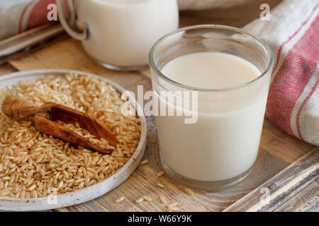 Vegan latte di riso, senza prodotti caseari alternative di latte in un bicchiere da vicino Foto Stock