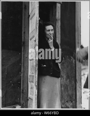 Landaff, Grafton County, New Hampshire. La sig.ra Frank Malone nel vano della porta della sua casa.; Portata e contenuto: Full didascalia recita come segue: Landaff, Grafton County, New Hampshire. La sig.ra Frank Malone nel vano della porta della sua casa. Foto Stock