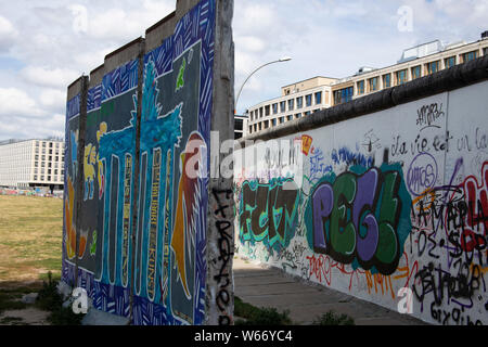 La restante sezione del muro di Berlino, con graffiti Foto Stock