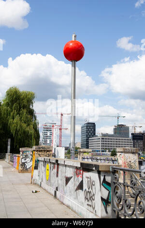 Signalkugel (Kunstwerk) scultura della spilla rossa a Oberbaumbrücke, Berlino Foto Stock