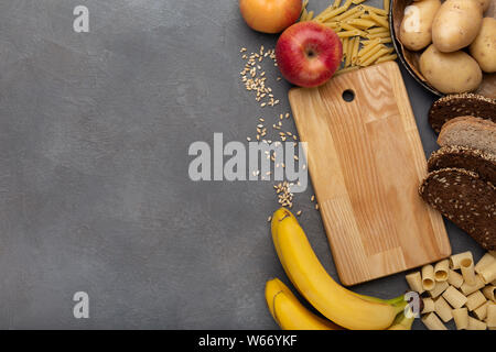 Prodotti senza glutine pronto per la preparazione di pasto su calcestruzzo Foto Stock