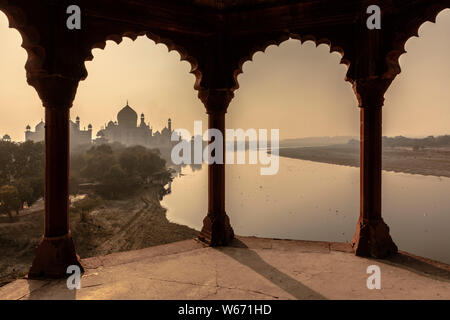 Taj Mahal e il fiume Yamuna vista dal padiglione Foto Stock