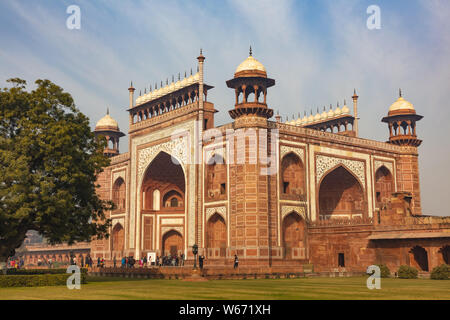 Il gateway principale del Taj Mahal è di circa 93 metri in altezza. Si tratta di un capolavoro di raffinati intarsi in sé. Ha lavorato splendidamente porte sul tw Foto Stock