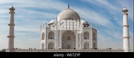 Il Taj Mahal è un bianco-avorio mausoleo di marmo sulla riva sud del fiume Yamuna nella città indiana di Agra. Foto Stock