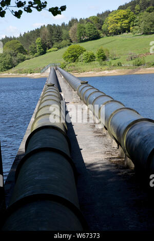 Twin acquedotto tubazione al serbatoio Ladybower, la più grande azienda (6300 milioni di galloni) di tre bacini di stoccaggio di acqua nella Derwent Valley, il picco di Foto Stock