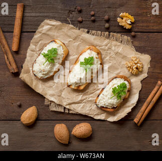 Pane tostato con il baccalà mousse su una carta di artigianato Foto Stock