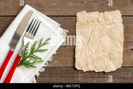 Festosa messa in tavola con carta su sfondo di legno Foto Stock