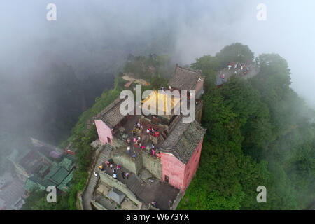 Vista aerea di Wudang Mountain (Monte Wudang o Wudangshan) di montagna circondato da nebbia e cloud in città Shiyan, centrale cinese della provincia di Hubei, 23 J Foto Stock