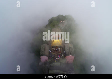 Vista aerea di Wudang Mountain (Monte Wudang o Wudangshan) di montagna circondato da nebbia e cloud in città Shiyan, centrale cinese della provincia di Hubei, 23 J Foto Stock