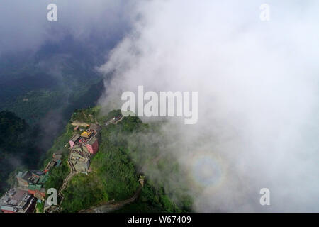 Vista aerea di Wudang Mountain (Monte Wudang o Wudangshan) di montagna circondato da nebbia e cloud in città Shiyan, centrale cinese della provincia di Hubei, 23 J Foto Stock