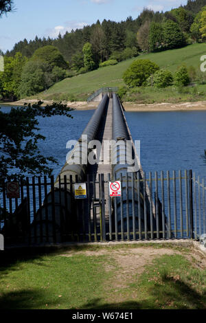 Twin acquedotto tubazione al serbatoio Ladybower, la più grande azienda (6300 milioni di galloni) di tre bacini di stoccaggio di acqua nella Derwent Valley, il picco di Foto Stock