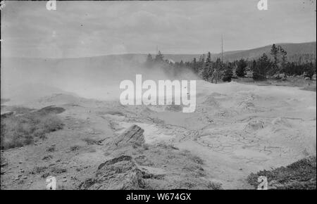 Abbassare il fuoco, foro di fango bollente primavera. Parco Nazionale di Yellowstone. Foto Stock