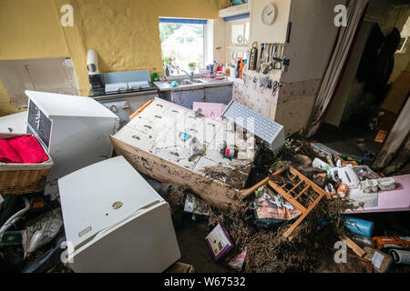 La cucina di Rowena Hutchinson (non illustrato) dopo la sua casa e pub, The Red Lion Inn in Langthwaite North Yorkshire, è stata devastata da acqua di inondazione, dopo le parti della regione avevano fino a 82.2mm di pioggia in 24 ore il martedì. Foto Stock