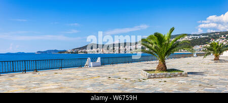 Bella giornata di sole nella città di Kavala, nel nord della Grecia. Foto Stock