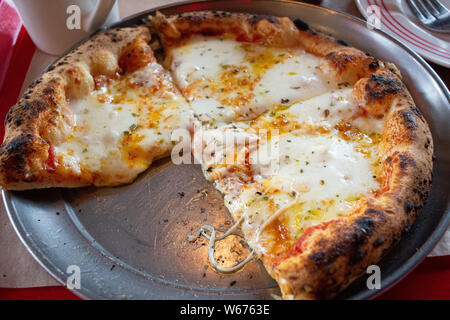 Pizza con formaggio sul piatto di ferro Foto Stock