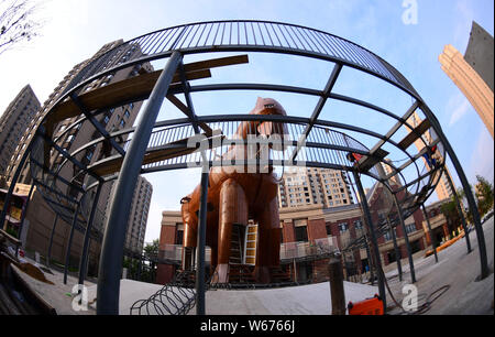 Una 10-metro-alta replica in legno del cavallo di Troia è sul display in prossimità di una zona residenziale in Shenyang City, a nord-est della Cina di provincia di Liaoning, 4 Luglio Foto Stock