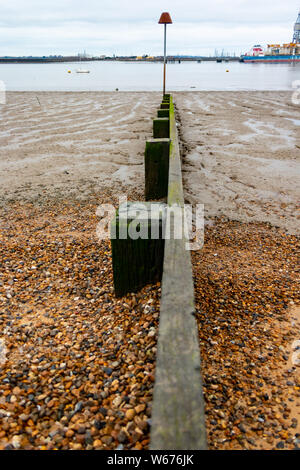 Inquadratura dal Gravesend pier, questo mostra il Tilbury a Göteborg traghetto. Questo è anche un mozzo principale attraverso il Fiume Tamigi per la spedizione. Foto Stock
