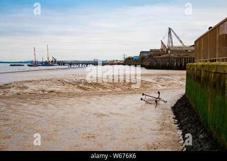 Inquadratura dal Gravesend pier, questo mostra il Tilbury a Göteborg traghetto. Questo è anche un mozzo principale attraverso il Fiume Tamigi per la spedizione. Foto Stock
