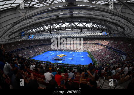 Gli animatori di eseguire durante la cerimonia di chiusura del 2018 FIFA World Cup a Mosca, Russia, 15 luglio 2018. Foto Stock