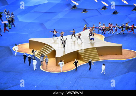 Gli animatori di eseguire durante la cerimonia di chiusura del 2018 FIFA World Cup a Mosca, Russia, 15 luglio 2018. Foto Stock