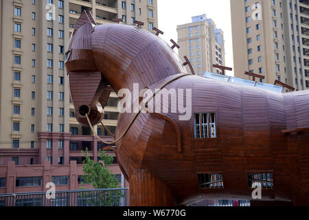 Una 10-metro-alta replica in legno del cavallo di Troia è sul display in prossimità di una zona residenziale in Shenyang City, a nord-est della Cina di provincia di Liaoning, 4 Luglio Foto Stock