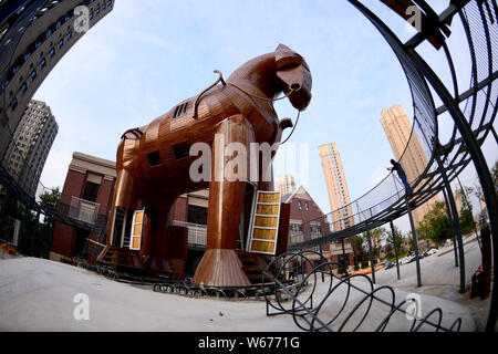 Una 10-metro-alta replica in legno del cavallo di Troia è sul display in prossimità di una zona residenziale in Shenyang City, a nord-est della Cina di provincia di Liaoning, 4 Luglio Foto Stock