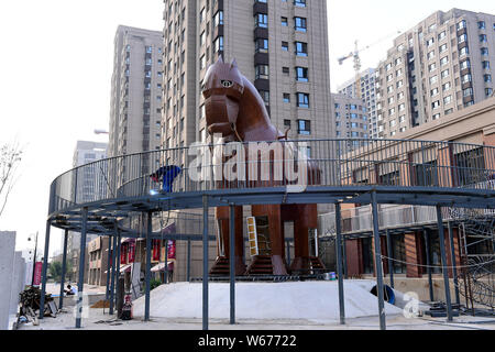 Una 10-metro-alta replica in legno del cavallo di Troia è sul display in prossimità di una zona residenziale in Shenyang City, a nord-est della Cina di provincia di Liaoning, 4 Luglio Foto Stock