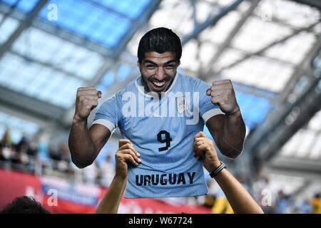 Un Uruguayan appassionato di calcio può contenere fino a taglio-fuori di Luis Suarez dell Uruguay per mostrare il loro sostegno per la squadra di quarterfinal match tra Uruguay e Franc Foto Stock