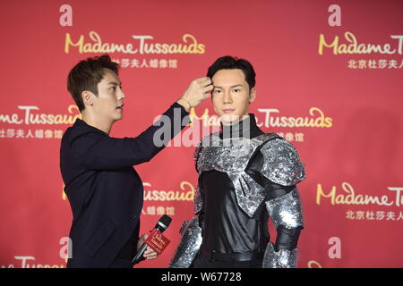 Hong Kong cantante e attore William Chan pone durante una cerimonia di inaugurazione di una cera figura di lui al museo delle cere di Madame Tussauds a Pechino in Cina Foto Stock