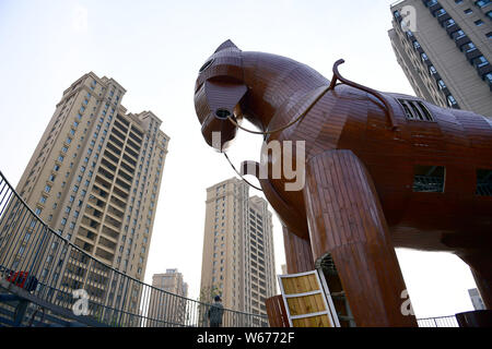 Una 10-metro-alta replica in legno del cavallo di Troia è sul display in prossimità di una zona residenziale in Shenyang City, a nord-est della Cina di provincia di Liaoning, 4 Luglio Foto Stock