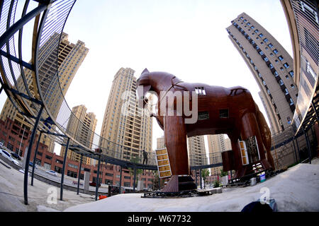 Una 10-metro-alta replica in legno del cavallo di Troia è sul display in prossimità di una zona residenziale in Shenyang City, a nord-est della Cina di provincia di Liaoning, 4 Luglio Foto Stock