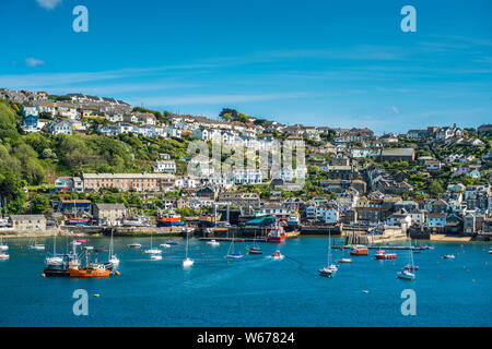 La piccola città costiera di Fowey con case in collina. Cornwall, Regno Unito. Foto Stock