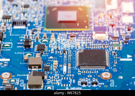 Visualizzazione di una scheda a circuito stampato con processore. Messa a fuoco selettiva Foto Stock