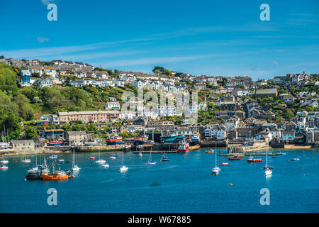 La piccola città costiera di Fowey con case in collina. Cornwall, Regno Unito. Foto Stock