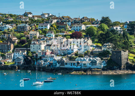 La piccola città costiera di Fowey con case in collina. Cornwall, Regno Unito. Foto Stock