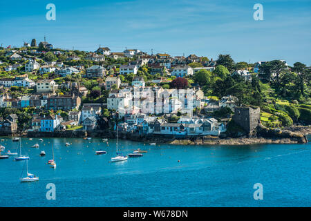 La piccola città costiera di Fowey con case in collina. Cornwall, Regno Unito. Foto Stock