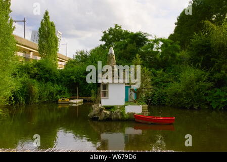 30-07-2019 Amsterdam Paesi Bassi vivono in miniatura di dimensioni casa costruita nel mezzo dello stagno come un pezzo di arte Foto Stock