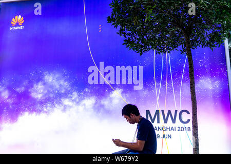 --FILE--un visitatore viene visto allo stand di Huawei durante il 2018 Mobile World Congress (MWC) in Cina a Shanghai, 29 giugno 2018. Malta e il cinese tec Foto Stock
