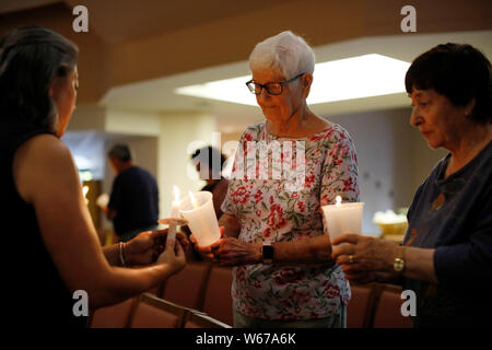 San Francisco, California, Stati Uniti d'America. Il 30 luglio, 2019. Persone tengono le candele come essi in lutto per le vittime di un festival di aglio incidente di tiro a San Jose, California, Stati Uniti, 30 luglio 2019. A sei-anno-vecchio ragazzo e un 13-anno-vecchia ragazza erano tra le tre vittime uccise in una ripresa a un festival annuale dell'aglio svoltasi a Gilroy City, California settentrionale, Gilroy capo di polizia scozzese Smithee detto lunedì. Il capo della polizia ha anche aggiornato il numero totale di lesioni alle 12 che sono sopravvissuti alla riprese a Gilroy annuale Festival di aglio. Le lesioni sono state precedentemente messa alle 15 di domenica. Credito: Xinhua/ Foto Stock