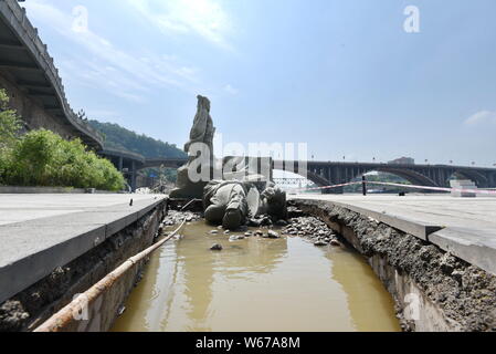 Vista la statua permanente di Huang Tingjian e danneggiato la statua del su Shi, entrambi dei quali sono ben noti poeti della Dinastia Song (960-1279), sulla b Foto Stock