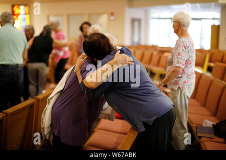 San Francisco, California, Stati Uniti d'America. Il 30 luglio, 2019. Persone abbracciarsi come essi in lutto per le vittime di un festival di aglio incidente di tiro a San Jose, California, Stati Uniti, 30 luglio 2019. A sei-anno-vecchio ragazzo e un 13-anno-vecchia ragazza erano tra le tre vittime uccise in una ripresa a un festival annuale dell'aglio svoltasi a Gilroy City, California settentrionale, Gilroy capo di polizia scozzese Smithee detto lunedì. Il capo della polizia ha anche aggiornato il numero totale di lesioni alle 12 che sono sopravvissuti alla riprese a Gilroy annuale Festival di aglio. Le lesioni sono state precedentemente messa alle 15 di domenica. Credito: Xinhu Foto Stock