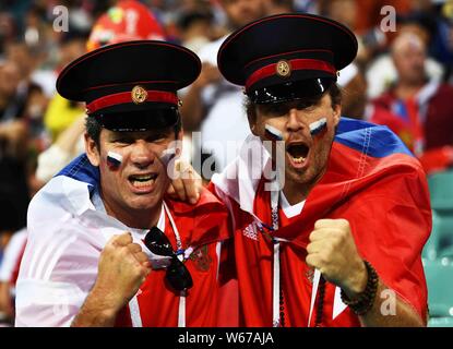 Una ventola russo mostra il supporto per il team nel quarterfinal match contro la Croazia durante il 2018 FIFA World Cup a Sochi, Russia, 7 luglio 2018. Rus Foto Stock