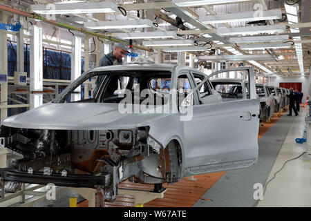 Le vetture sono in fase di montaggio sulla linea di montaggio presso l'impianto automatico di Belgee, la joint venture tra la Bielorussia e la casa costruttrice cinese Geely che produce Foto Stock