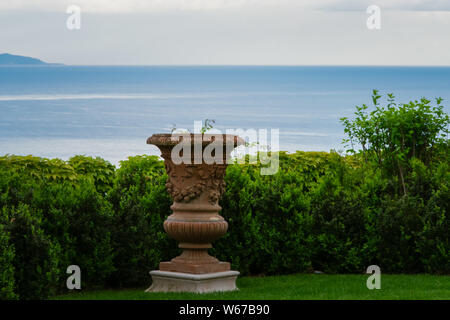 Vaso di fiori nel giardino di Villa Cimbrone, villaggio di Ravello, Amalfi Coast di Italia Foto Stock