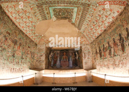 Vista la replica di affreschi in n. 285 grotta delle Grotte di Mogao durante la Dunhuang mostra d'Arte presso la Torre di Shanghai in Cina a Shanghai, Foto Stock