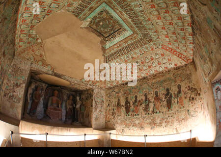 Vista la replica di affreschi in n. 285 grotta delle Grotte di Mogao durante la Dunhuang mostra d'Arte presso la Torre di Shanghai in Cina a Shanghai, Foto Stock