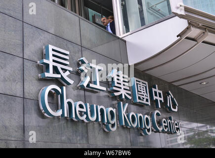 --FILE--Vista del Cheung Kong Centre di Hong Kong, Cina, 18 maggio 2017. CK Hutchison Holdings, fondata dal miliardario Li Ka-shing, pagherà EUR2.5 Foto Stock