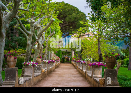 La backway vista dalla terrazza dell'Infinito o terrazza dell'Infinito, Villa Cimbrone, villaggio di Ravello, Amalfi Coast di Italia Foto Stock